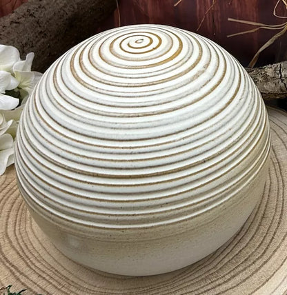 Tierurne Kugel Lebensspirale creme