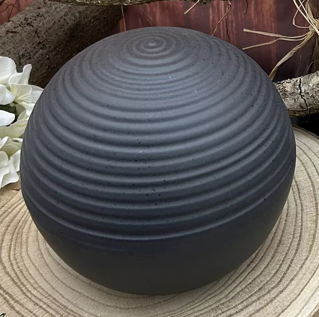 Tierurne Kugel Lebensspirale grau-schwarz