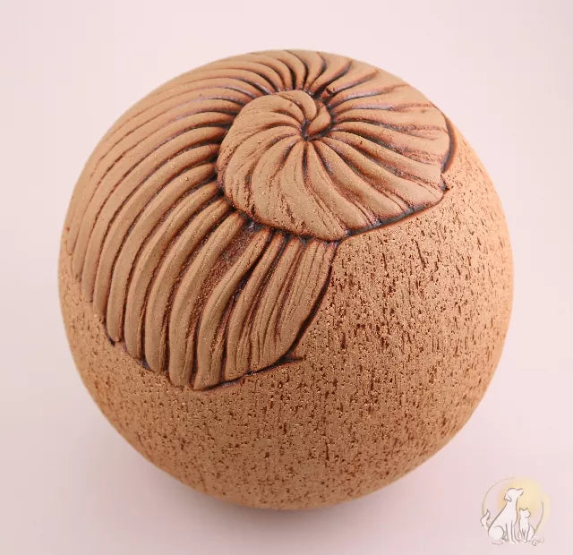 Tierurne Kugel Spirale holzfarben 