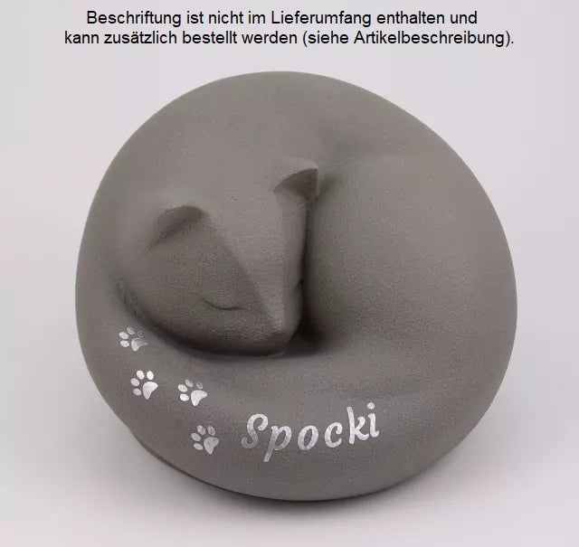 Katzenurne ruhende Katze in Grau mit personalisierter Folienbeschriftung mit Namen und Pfotenspur in silberfarben