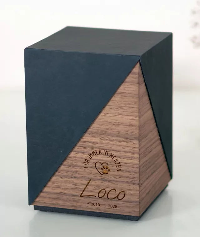 Holztierurne Sirius Nussbaum und Schiefer, Gravur-Design Nr. 8