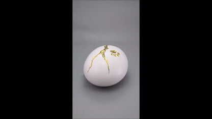 Produktvideo Kintsugi-Tierurne weiß mit goldfarbenem Kintsugi