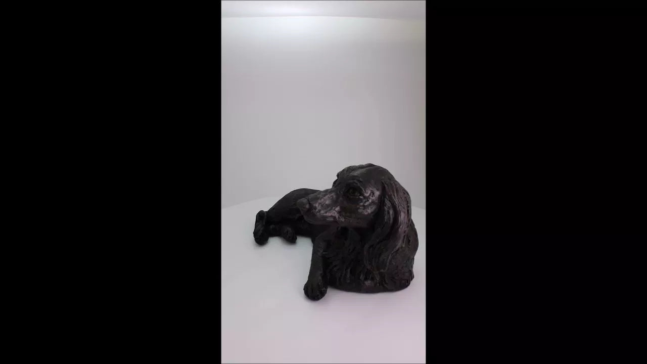Produktvideo Kunstharzurne Dackel-Skulptur Langhaardackel