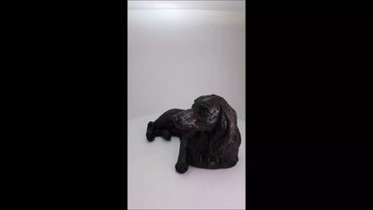 Produktvideo Kunstharzurne Dackel-Skulptur Langhaardackel