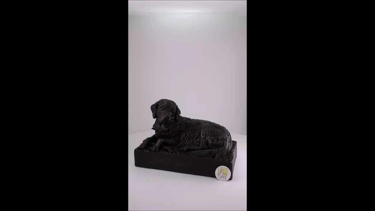 Produktvideo Kunstharzurne Golden Retriever-Skulptur auf Sockel