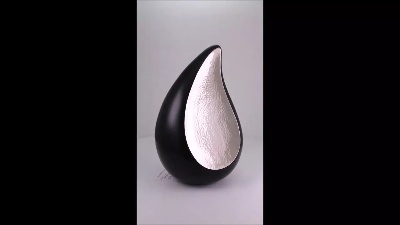 Produktvideo Messingurne Träne Farbe schwarz-matt mit silberfarben strukturierten Flächen 2,3 Liter