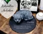 Preview: Gedenkplatte Hund aus Natursteinschiefer, Steinguß-Hund in grau und Gravur-Beispiel auf einer Kommode