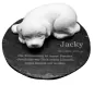Mobile Preview: Gedenkplatte Hund aus Natursteinschiefer, Steinguß-Hund in weiß und Gravur-Beispiel