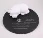 Mobile Preview: Gedenkplatte Hund aus Natursteinschiefer, Steinguß-Hund in weiß und Gravur-Beispiel mit Original Pfotenabdruck