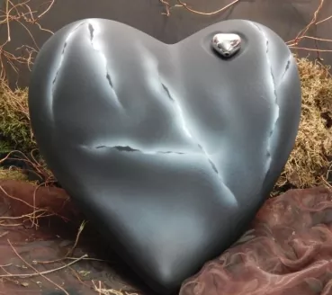 Tierurne Herz schwarz mit Dekoherz, weiß marmoriert 2,5 Ltr