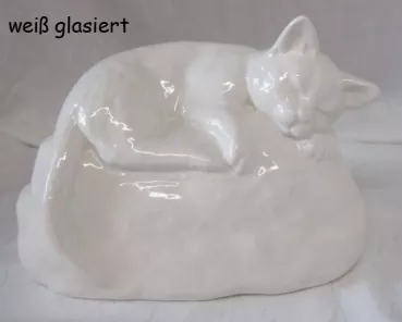 Katze auf Stein weiß glasiert