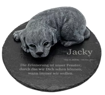 Gedenkplatte Hund aus Natursteinschiefer, Steinguß-Hund in grau und Gravur-Beispiel