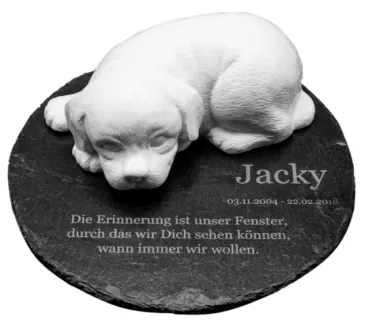 Gedenkplatte Hund aus Natursteinschiefer, Steinguß-Hund in weiß und Gravur-Beispiel