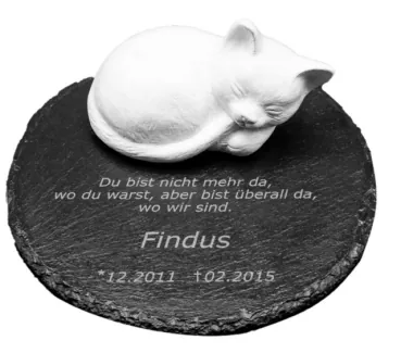 Gedenkplatte Katze aus Natursteinschiefer, Steinguß-Katze in weiß und Gravur-Beispiel