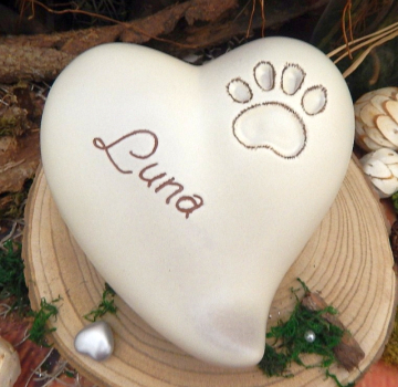 Preview: Beispielgravur auf Tierurne Herz Pfote in creme auf Urne, deren Art.Nr. mit 801 beginnt