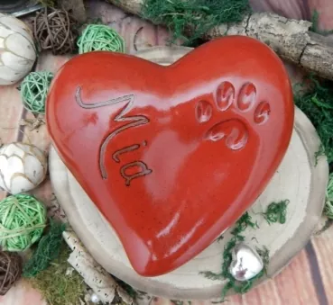 Beispielgravur auf Tierurne Herz Pfote in rot