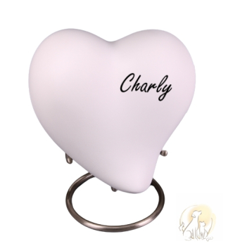 Preview: Tierurne in Herzform in der Farbe Weiß mit silberfarbenem Ständer und Namen in schwarz Schrift 3