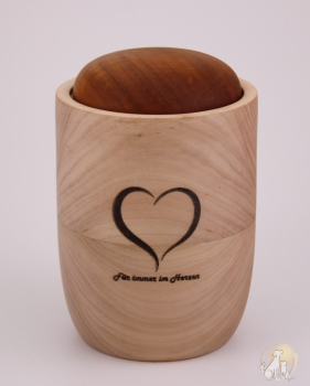 Preview: Holzurne mit Herz, Spruch und dunkelbraunem Deckel 0,5 Liter