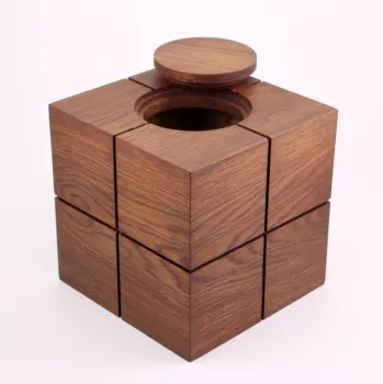 Würfel in Räuchereiche mit Deckel geöffnet