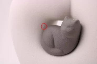 Sonderangebot Umarmung Katze Detailansicht mit kleinem Knubbel (rot eingekreist)