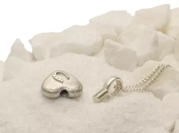 Ascheschmuck-Herzkette „Emmi“ mit Hufeisen-Motiv aus 925er Sterling-Silber, Anhänger geöffnet