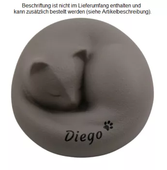 Katzenurne ruhende Katze in Grau mit personalisierter Folienbeschriftung mit Namen und Pfote in in schwarz