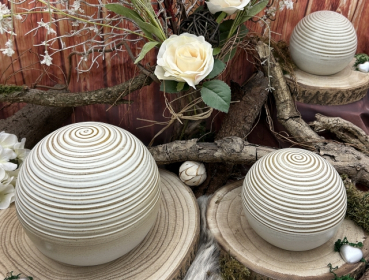 Preview: Tierurne Kugel Lebensspirale Größenübersicht creme