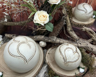 Preview: Tierurne Kugelform Doppelherz Größenübersicht creme