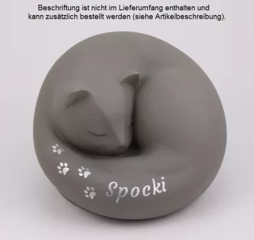Katzenurne ruhende Katze in Grau mit personalisierter Folienbeschriftung mit Namen und Pfotenspur in silberfarben
