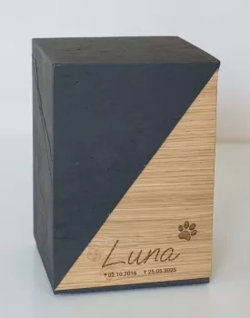 Holztierurne Sirius Eiche und Schiefer, Gravur-Design Nr. 2