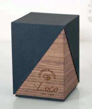 Holztierurne Sirius Nussbaum und Schiefer, Gravur-Design Nr. 8