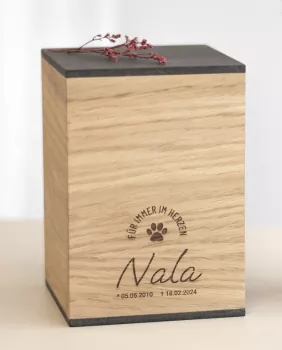 Holztierurne Vega Eiche Gravur-Design Nr. 6