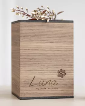 Holztierurne Vega Nussbaum Gravur-Design Nr. 2