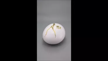 Produktvideo Kintsugi-Tierurne weiß mit goldfarbenem Kintsugi