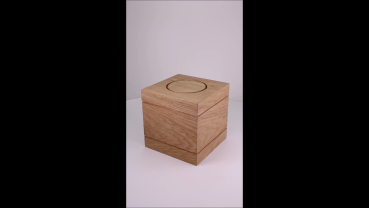 Preview: Produktvideo Holzurne Würfel Ziernuten 1,5 Liter Eiche