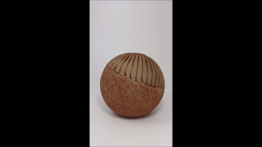 Preview: Produktvideo Tierurne Lebensspirale Kugelform holzfarben, 1,5 Liter