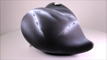 Preview: Produktvideo Keramik-Tierurne Herz marmoriert mit Dekoherz schwarz mit weißer Marmorierung 2,5 Liter