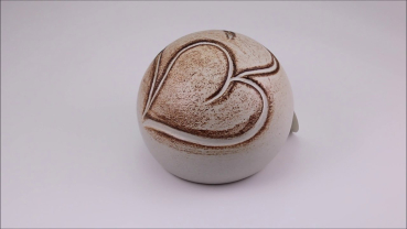 Preview: Produktvideo Tierurne Kugel Doppelherz 0,45 Liter creme