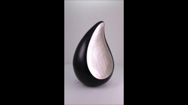 Preview: Produktvideo Messingurne Träne Farbe schwarz-matt mit silberfarben strukturierten Flächen 2,3 Liter