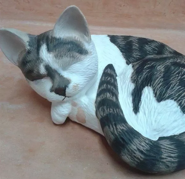 Katze liegend Acry gestaltet weiß-getigert