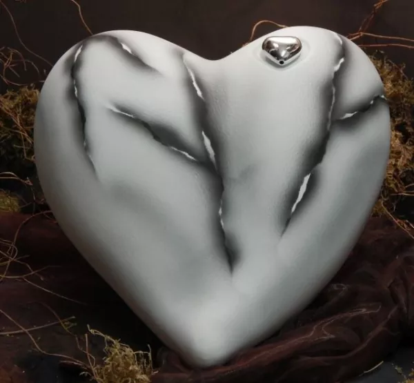 Tierurne Herz weiß mit Dekoherz, anthrazit marmoriert 2,5 Ltr