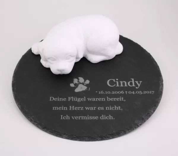 Gedenkplatte Hund aus Natursteinschiefer, Steinguß-Hund in weiß und Gravur-Beispiel mit Original Pfotenabdruck