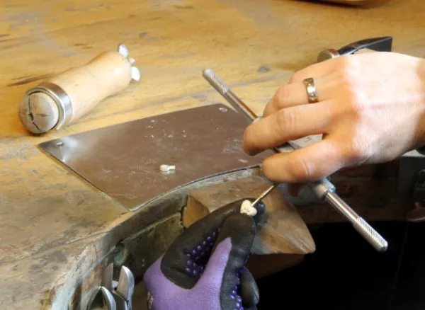 Handarbeit in der Goldschmiede: Herstellung der Ascheschmuck-Herzkette „Emmi“ mit Pfötchen-Motiv Handarbeit in der Goldschmiede: Herstellung der Ascheschmuck-Herzkette „Emmi“ mit Pfötchen-Motiv
