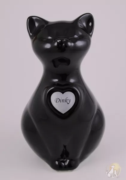 Beispielurne in Katzenform schwarz mit silberfarbenem Folienherz und Namen "Dinky"