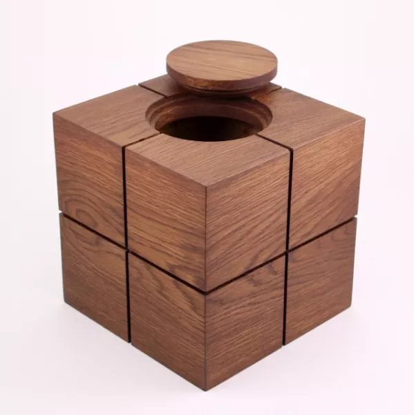 Würfel in Räuchereiche mit Deckel geöffnet