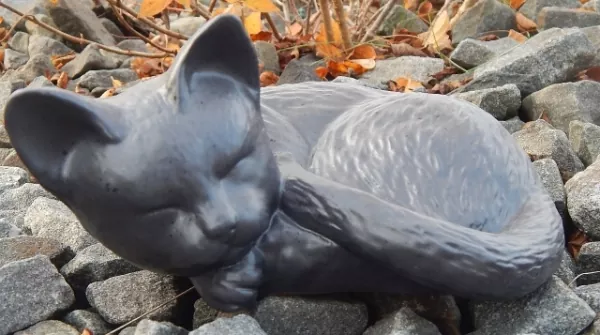 Tierurne Katze liegend grau-schwarz