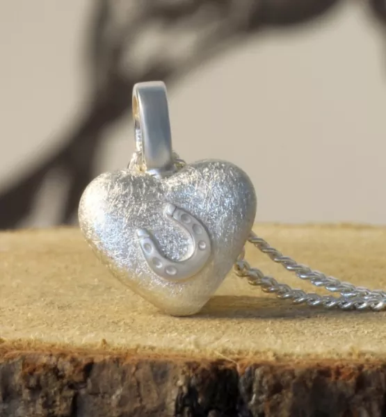 Ascheschmuck-Herzkette „Emmi“ mit Hufeisen-Motiv aus 925er Sterling-Silber Ascheschmuck-Herzkette „Emmi“ mit Hufeisen-Motiv aus 925er Sterling-Silber