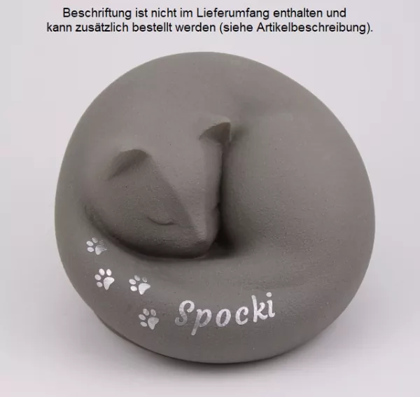 Katzenurne ruhende Katze in Grau mit personalisierter Folienbeschriftung mit Namen und Pfotenspur in silberfarben