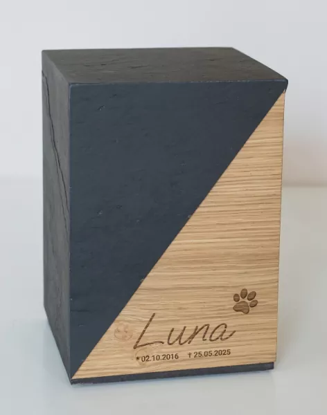 Holztierurne Sirius Eiche und Schiefer, Gravur-Design Nr. 2