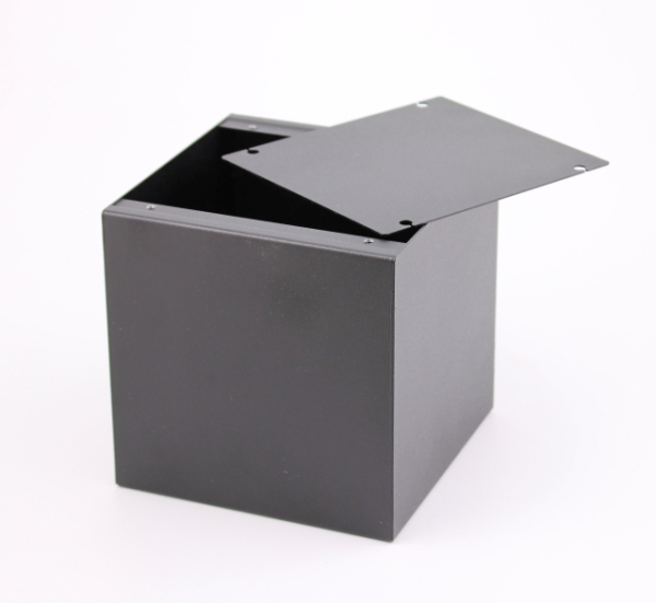 Tierurne Würfel mit Herz in schwarz, Ansicht von unten, Boden geöffnet